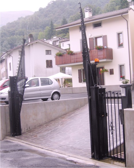 "THE KINDLY GATE" esempio di ingresso con rampa in salita cancello ad alzata ingresso in salita