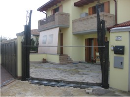 guarda il video del CANCELLO AD ALZATA VERTICALE nel caso di una sostutuzione di un cancello esistente tradizionale, questo ha permesso l'ottimizzazione dello spazio inetrno con facile accesso al garage e recupero posti auto anche con spazi limitati cancello ad alzata ristrutturazione