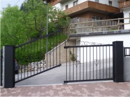 guarda il video di un esempio di CANCELLO AD ALZATA con COLONNE in DISLIVELLO cancello ad alzata strada in dislivello